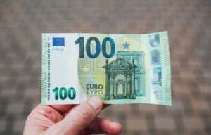 Πληρωμή επιδόματος 100 ευρώ: Πότε και πώς να το περιμένετε