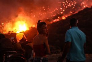 Σοβαρή φωτιά στην Κερατέα: Τι πρέπει να γνωρίζετε