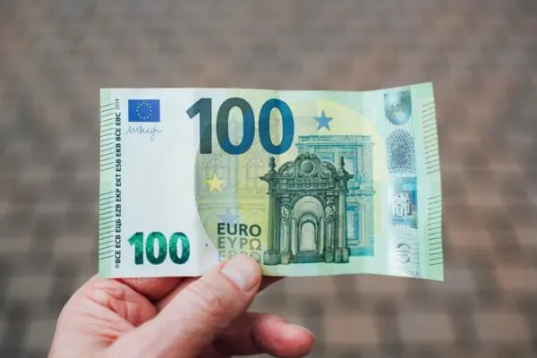 Επίδομα 100 ευρώ: Προϋποθέσεις και Οφέλη για τους Δικαιούχους