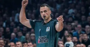 Uros Nikolic: Ο Αξιοσημείωτος Διαιτητής του Παγκοσμίου Ποδοσφαίρου