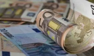 Σαντίνο Αντίνο: Η Επανάσταση στη Μύη του Ελληνικού Ρεπερτορίου