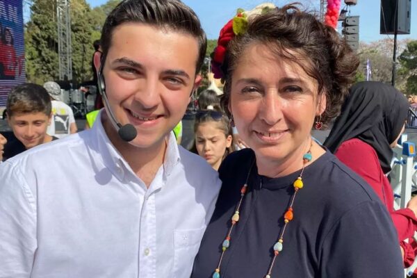 Berat Efe Parlar: Η Υποσχόμενη Καριέρα ενός Νέου Καλλιτέχνη
