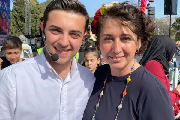 Berat Efe Parlar: Η Υποσχόμενη Καριέρα ενός Νέου Καλλιτέχνη
