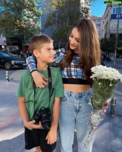 Burcu Özberk: Μια Ψηλάφη της Δημοφιλίας στην Τηλεόραση