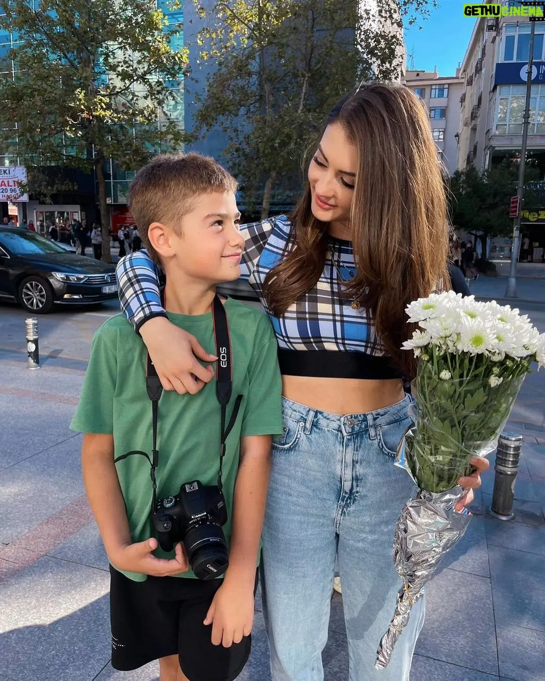 Burcu Özberk: Μια Ψηλάφη της Δημοφιλίας στην Τηλεόραση