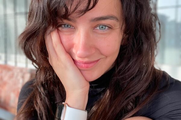 Ceren Benderlioğlu: Μια Ηθοποιός που Κατακτά το Θέατρο