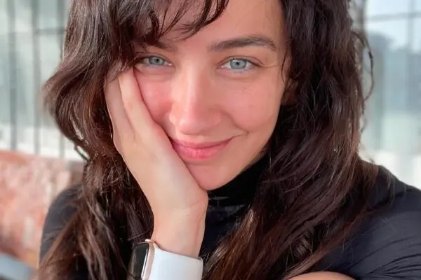 Ceren Benderlioğlu: Μια Ηθοποιός που Κατακτά το Θέατρο