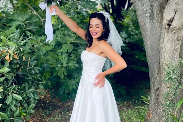 Hazal Türesan: Η Ταλαντούχα Ηθοποιός Που Σημαδεύει τη Σκηνή