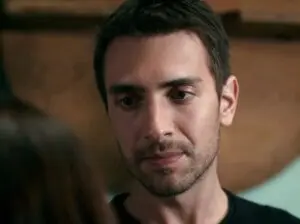 Ulaş Tuna Aştepe: Ένας Ανερχόμενος Αστέρας του Θεάτρου