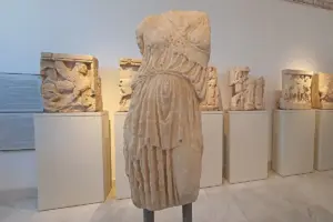 άγαλμα θεάσ αθηνάσ — GR news